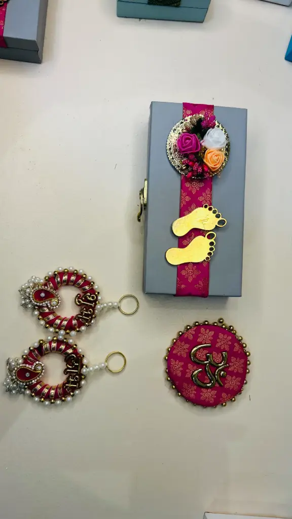 Shubh Labh Round Decorative Hangings with ॐ in Gift Box – Red & Gold