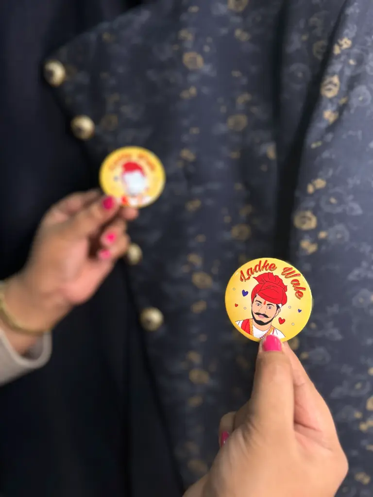 💛Fun Wedding Badge for Groom’s Side – Ladke Wale (Set of 25)